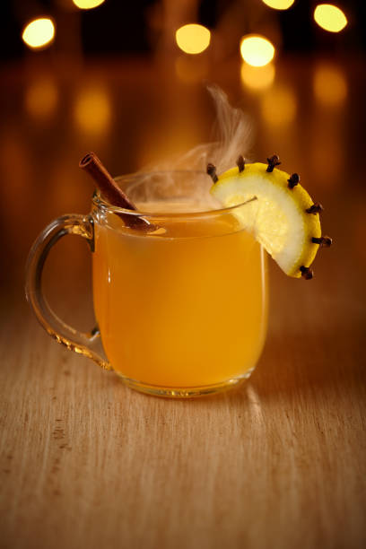 hot rum toddy - hot apple cider cider cinnamon heat - fotografias e filmes do acervo