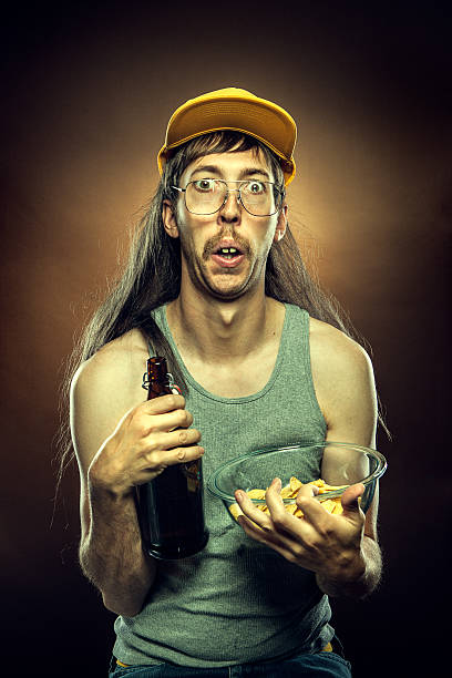goofy redneck mit bier und chips - hinterwäldler stock-fotos und bilder