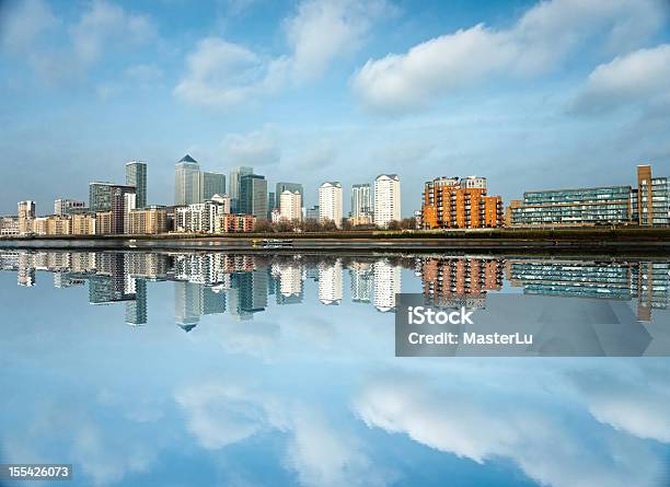 Canary Wharf Londra Regno Unito - Fotografie stock e altre immagini di A forma di blocco - A forma di blocco, Acqua, Ambientazione esterna