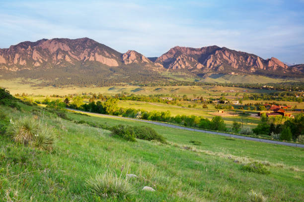 ボルダーコロラド「flatirons 」の、ranchland - western usa mountain peak landscape farm ストックフォトと画像