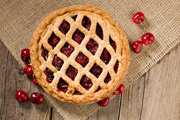 cherry pie und frische bio-kirschen - pie dessert cherry pie baked stock-fotos und bilder