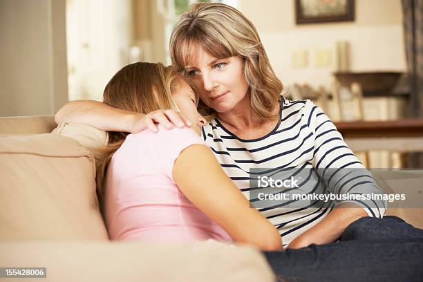 Foto de Mãe Reconfortante Adolescente Filha Sentada No Sofá Em Casa e mais fotos de stock de Mãe