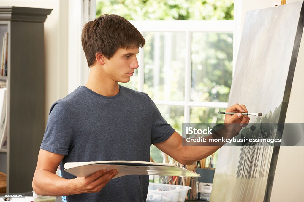 Garoto adolescente trabalhando no estúdio de pintura - Foto de stock de Meninos Adolescentes royalty-free
