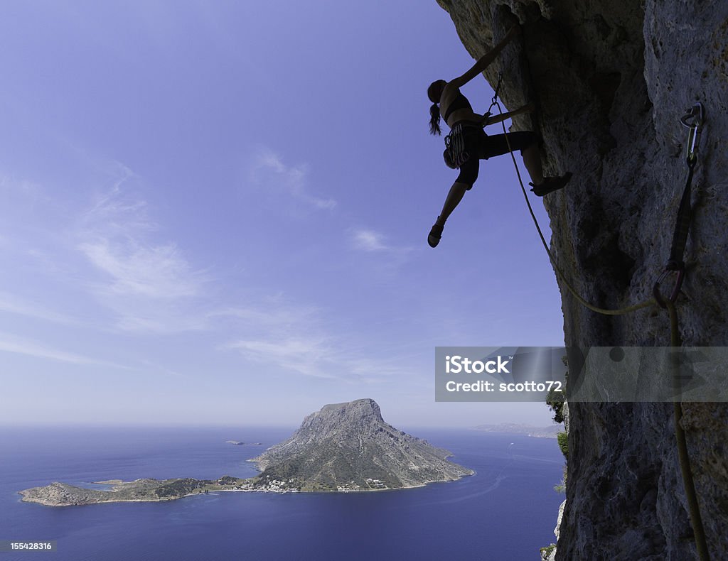 Femme silhouette rockclimbing - Photo de Kalymnos libre de droits