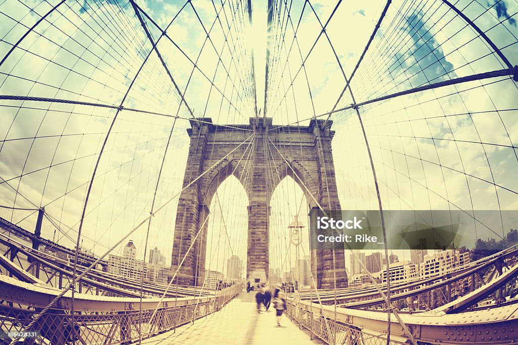 Пройдите через Бруклинский мост-Нью-Йорк - Стоковые фото Бруклинский мост роялти-фри