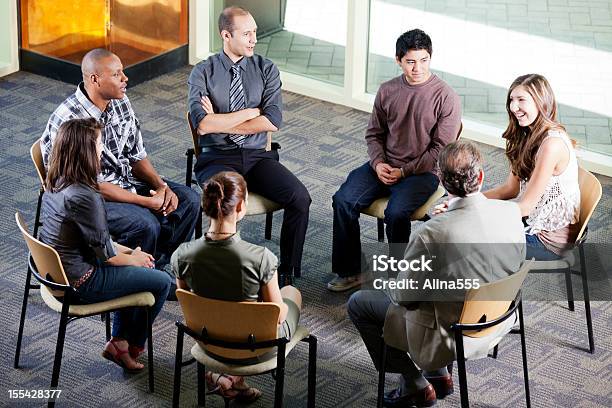 Discussione Con Il Team - Fotografie stock e altre immagini di Terapia di gruppo - Terapia di gruppo, Cerchio, Gruppo di persone