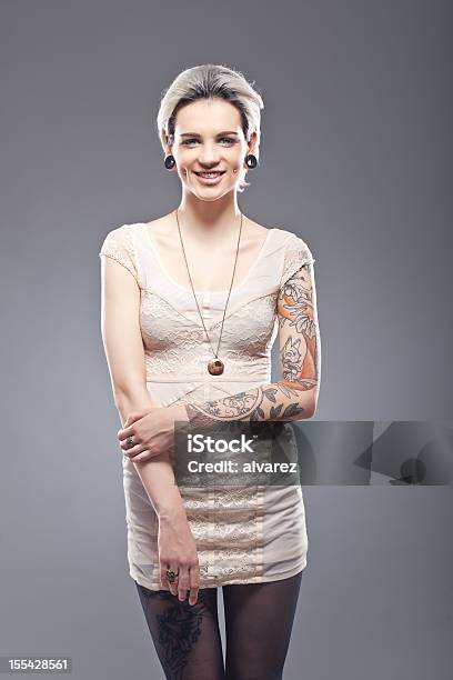 Tattooed のポートレート若い女性 - タトゥーのストックフォトや画像を多数ご用意 - タトゥー, ヘッドショット, 女性