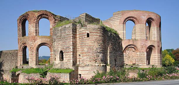 roman imperial baño, trier, alemania - trier fotografías e imágenes de stock