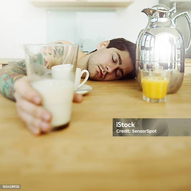 Hombre Durmiendo Foto de stock y más banco de imágenes de Resaca - Resaca, Desayuno, Beber