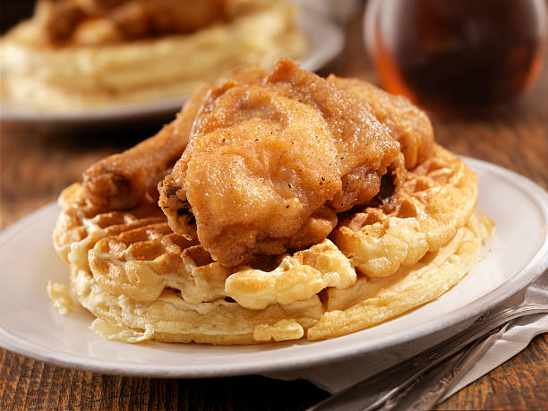 frittiertes hähnchen und waffeln - waffle chicken fried chicken food stock-fotos und bilder