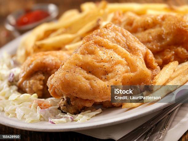 Photo libre de droit de Poulet Frit Avec Des Frites banque d'images et plus d'images libres de droit de Salade de chou - Salade de chou, Au-dessus de, Croustillant