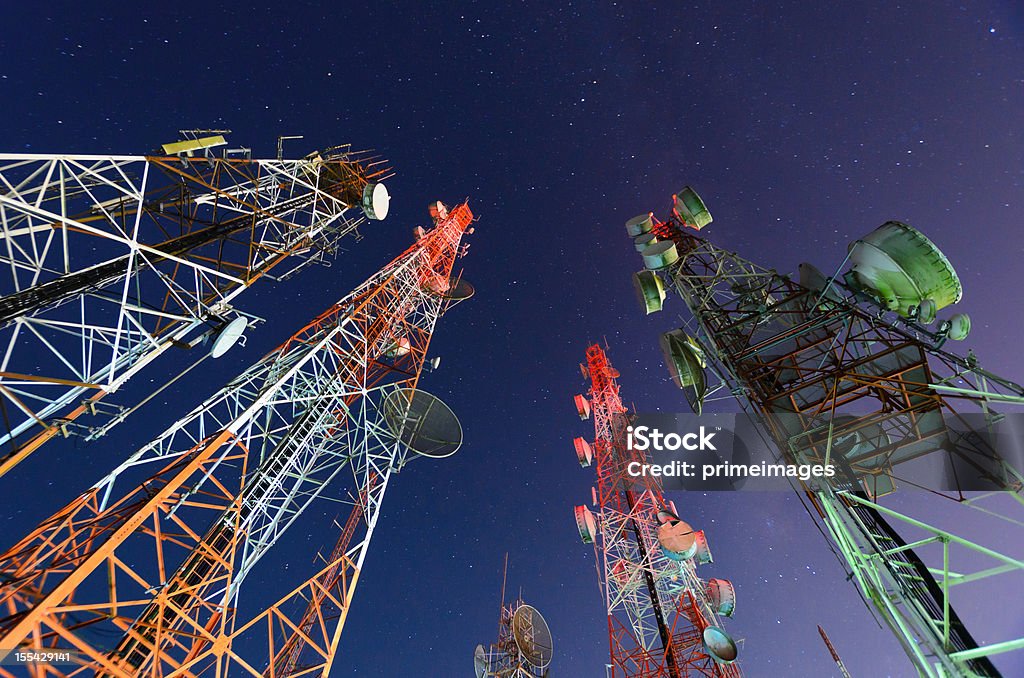 Wieża telekomunikacyjnych - Zbiór zdjęć royalty-free (Maszt telekomunikacyjny)