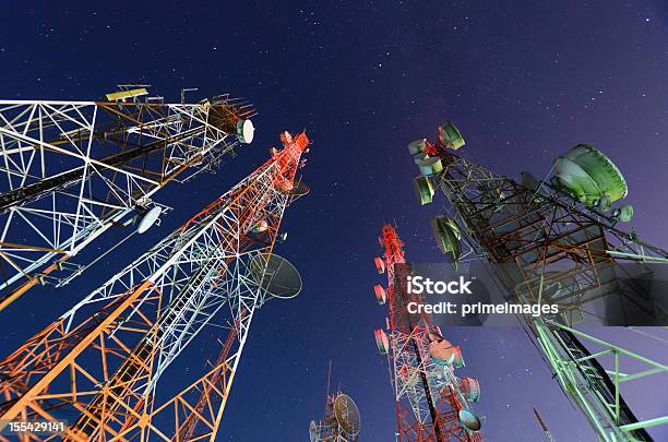 Foto de Torre De Telecomunicações e mais fotos de stock de Torre de comunicações - Torre de comunicações, Rádio - Eletrônico de áudio, Antena - Equipamento de telecomunicações