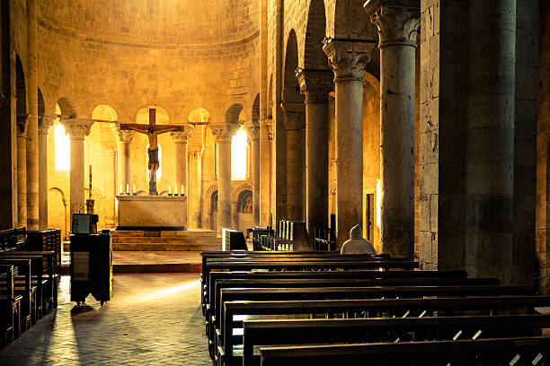 monje medida en el interior de la abadía de medieval - abbazia di santantimo fotografías e imágenes de stock