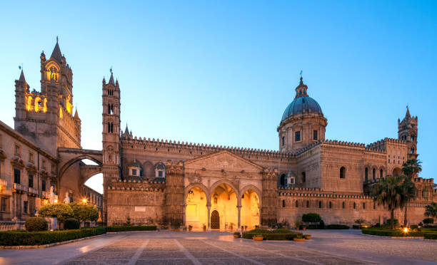 cattedrale di palermo, sicilia, italia di notte - stile normanno foto e immagini stock