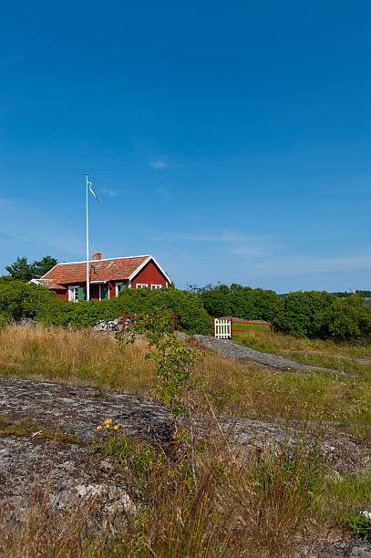 süße kleine hütte im archipel - stockholm sweden flag swedish culture stock-fotos und bilder