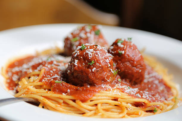 spaghetti und frikadellen - spaghetti stock-fotos und bilder