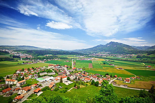 グリュイエール近隣 - village aerial view bulle road ストックフォトと画像