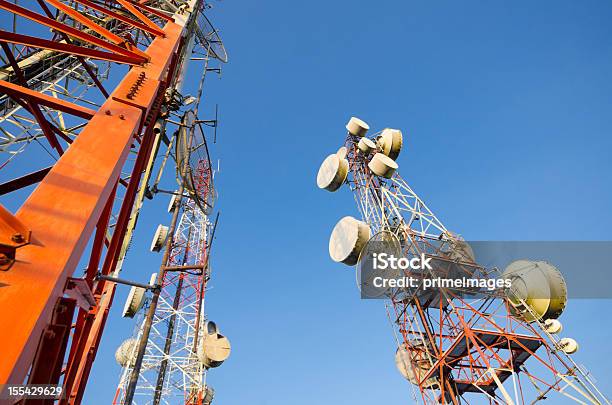 Torre De Telecomunicaciones Contra El Cielo Azul Foto de stock y más banco de imágenes de Acero - Acero, Aire libre, Alto - Descripción física