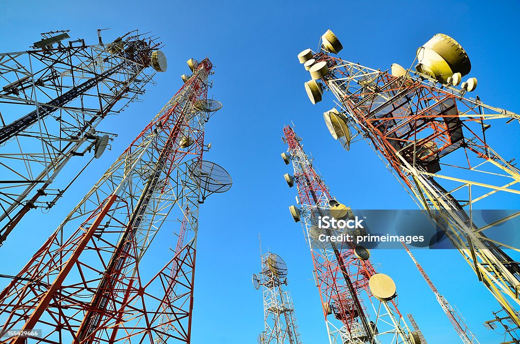 Tour de télécommunications contre le ciel bleu - Photo de Antenne parabolique libre de droits