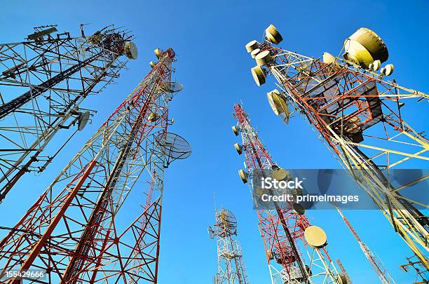 Foto de Torre De Telecomunicações Contra O Céu Azul e mais fotos de stock de Antena parabólica - Antena parabólica, A caminho, Alto - Descrição Geral