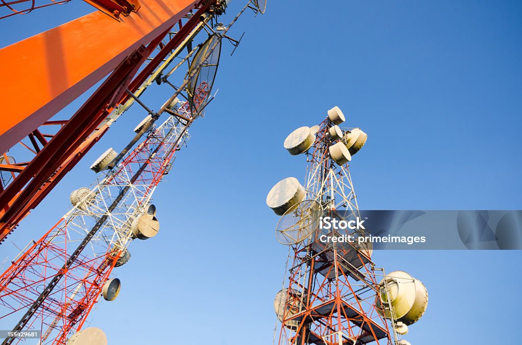 Tour de télécommunications contre le ciel bleu - Photo de Acier libre de droits