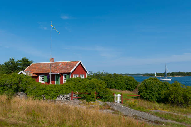 ładny mały domek w archipelago - red cottage small house zdjęcia i obrazy z banku zdjęć