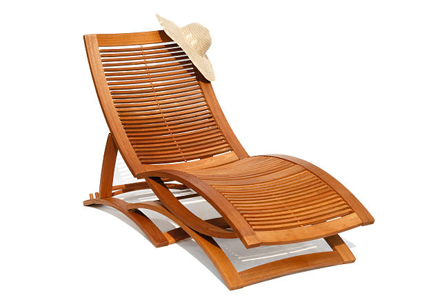 sunbead in legno su sfondo bianco - sedia a sdraio foto e immagini stock