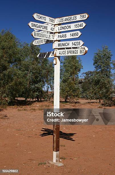 Miast Świata Znak - zdjęcia stockowe i więcej obrazów Australijski Outback - Australijski Outback, Znak kierunkowy, Alice Springs