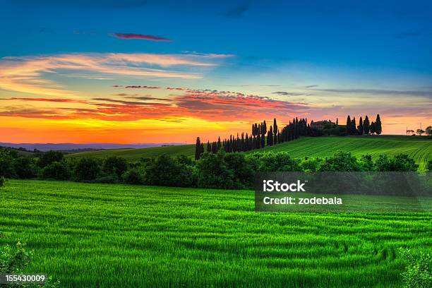Paisaje De Toscana Al Atardecer Con Granja Foto de stock y más banco de imágenes de Provincia de Siena - Provincia de Siena, High Dynamic Range Imaging, Puesta de sol