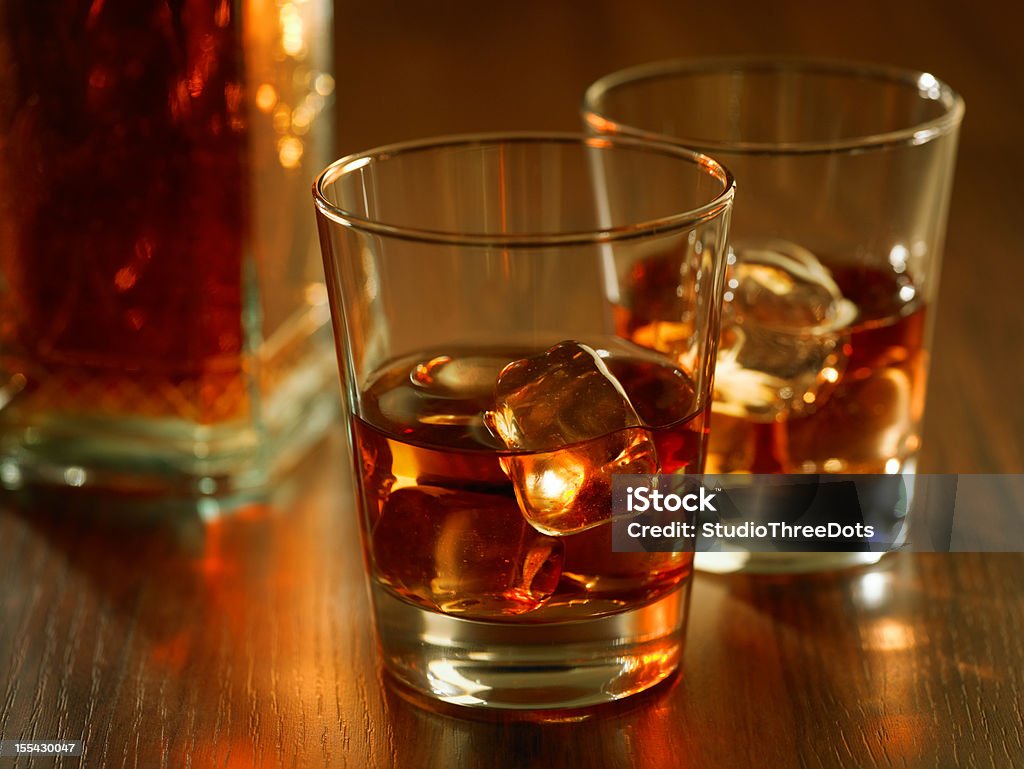 whisky en rock - Foto de stock de Vaso libre de derechos