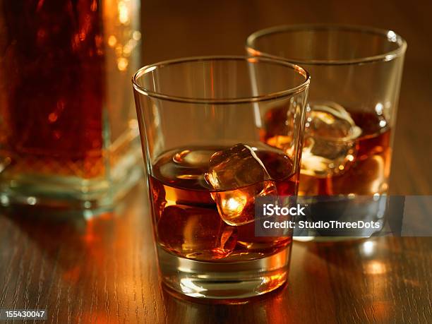 Whisky En Rock Foto de stock y más banco de imágenes de Vaso - Vaso, Whisky, Bebida alcohólica