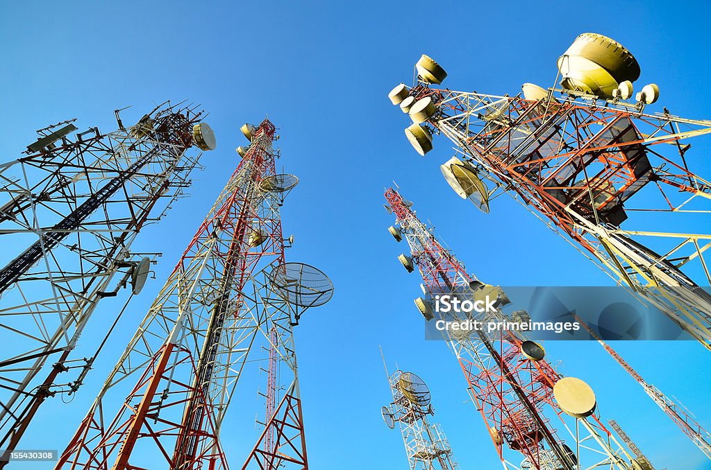 Torre de telecomunicações contra o céu azul - Royalty-free Torre de Comunicações Foto de stock