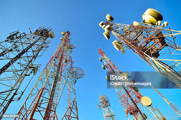 Torre De Telecomunicações Contra O Céu Azul - Fotografias de stock e mais imagens de Torre de Comunicações - Torre de Comunicações, Antena - Equipamento de Telecomunicações, Torre - Estrutura construída