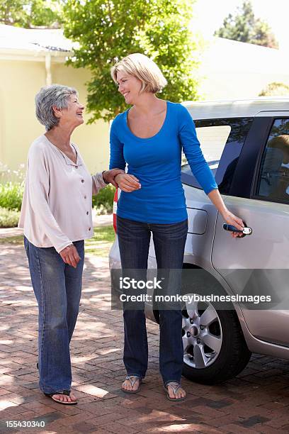 Kobieta Pomaga Starszy Dama W Samochodzie - zdjęcia stockowe i więcej obrazów Kierować - Kierować, Ochotnik, Senior