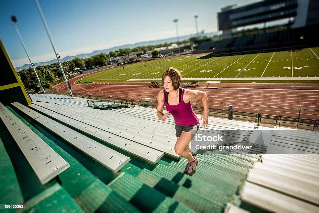 Mujer joven corriendo Stairlaps - Foto de stock de Acantilado libre de derechos