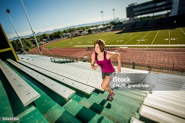 Mujer Joven Corriendo Stairlaps Foto de stock y más banco de imágenes de Acantilado - Acantilado, Actividad, Actividades recreativas