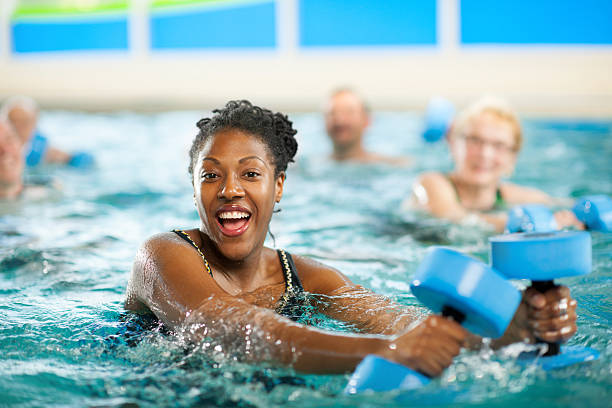 aquagym en groupe - water aerobics swimming pool exercising sport photos et images de collection