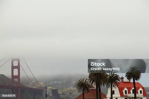Foggy Crissy Field Golden Gate Bridge - zdjęcia stockowe i więcej obrazów Architektura - Architektura, Bez ludzi, Bodziec