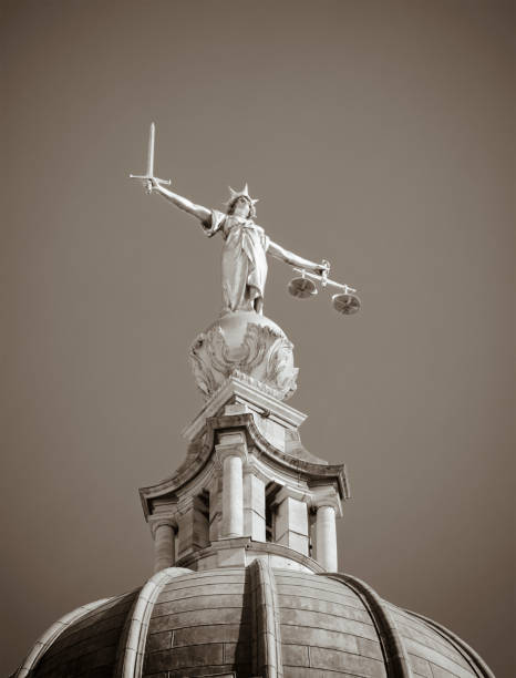 estátua da justiça em preto e branco - statue of justice symbol justice law imagens e fotografias de stock