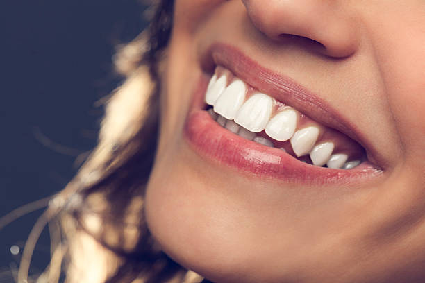 hermosa sonrisa - human mouth human teeth indoors young women fotografías e imágenes de stock