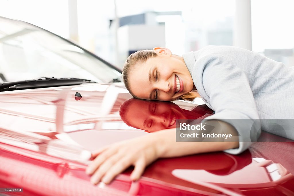 Junge Frau umarmen Ihr neues Auto - Lizenzfrei Auto Stock-Foto