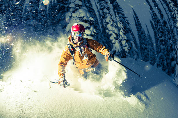 skifahren im pulverschnee - skiing powder snow flash snow stock-fotos und bilder