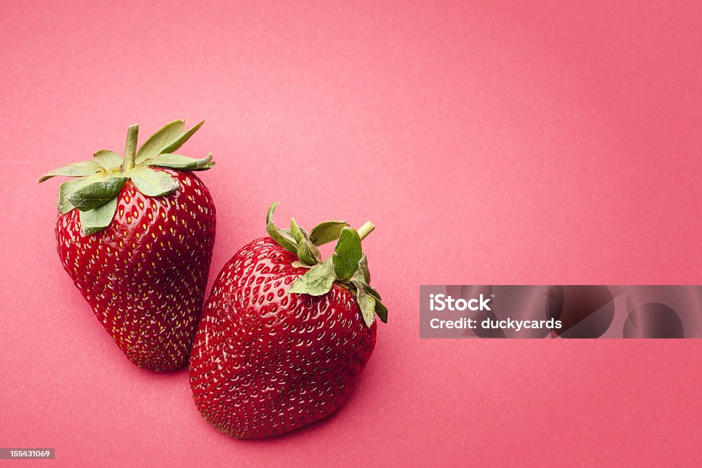 Fresas fresco sobre fondo rosa - Foto de stock de Fresa libre de derechos