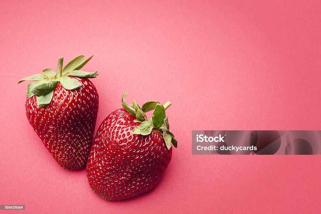 Świeże truskawki na różowym tle - Zbiór zdjęć royalty-free (Truskawka)