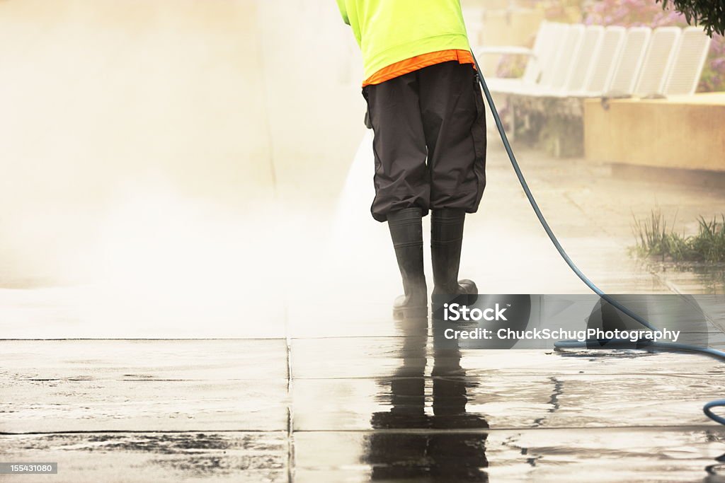 Trabalhador vapor limpa calçada - Foto de stock de Setor de construção royalty-free