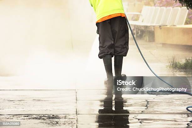Foto de Trabalhador Vapor Limpa Calçada e mais fotos de stock de Setor de construção - Setor de construção, Limpar - Atividade Móvel, Pressão física