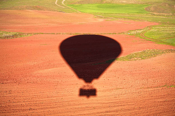 シルエットの熱気球変動 - turkey hot air balloon cappadocia basket ストックフォトと画像