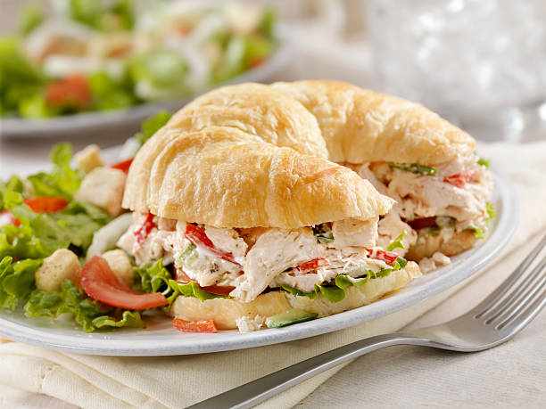 hähnchen-salat-sandwich auf ein croissant - sandwich salad chicken chicken salad stock-fotos und bilder