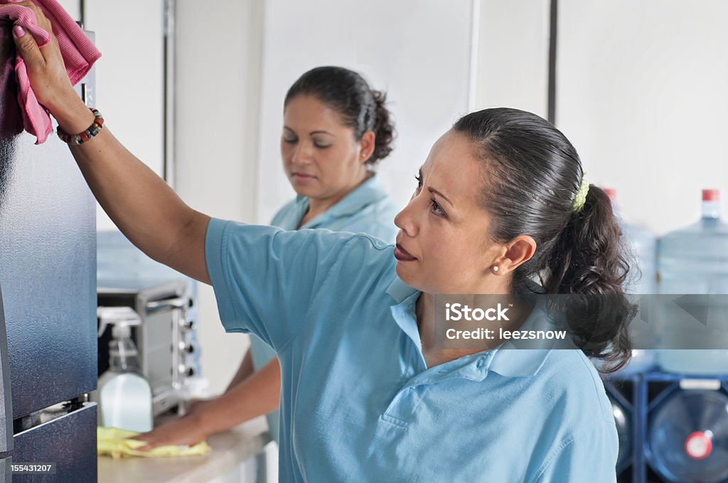 Hispânica mulheres serviço de limpeza de um quarto simples almoço de negócios - Foto de stock de Limpar - Atividade Móvel royalty-free